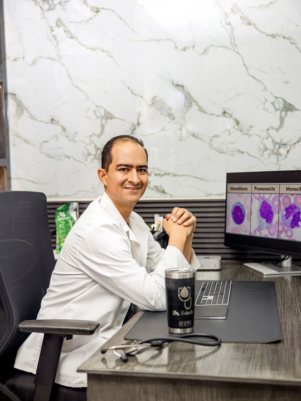 Dr. Pablo Sánchez junto a su equipo de revisión de estudios