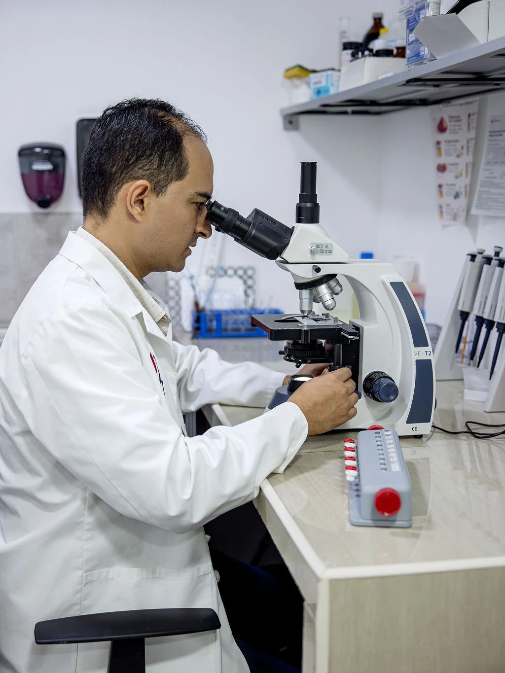 Dr. Pablo Sánchez revisando muestras con el microscopio